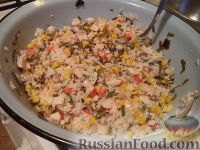 Фото приготовления рецепта: Салат с кальмарами и крабовыми палочками - шаг №9