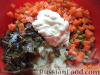 Фото приготовления рецепта: Постный салат "Оливье" с морской капустой и маслинами - шаг №10
