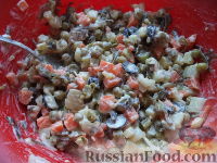 Фото приготовления рецепта: Постный салат "Оливье" с морской капустой и маслинами - шаг №11