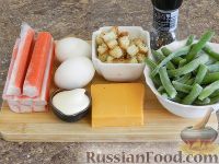 Фото приготовления рецепта: Салат с крабовыми палочками, стручковой фасолью и сухариками - шаг №1