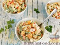 Фото к рецепту: Салат с крабовыми палочками, стручковой фасолью и сухариками