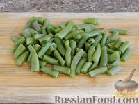 Фото приготовления рецепта: Салат с крабовыми палочками, стручковой фасолью и сухариками - шаг №6