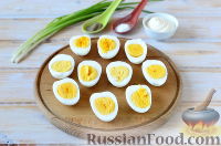 Фото приготовления рецепта: Яйца, фаршированные свеклой и сельдью - шаг №2