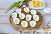 Фото приготовления рецепта: Яйца, фаршированные свеклой и сельдью - шаг №3