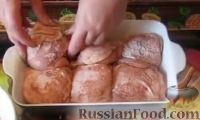 Фото приготовления рецепта: Куриные бёдра под медовым соусом (в духовке) - шаг №5