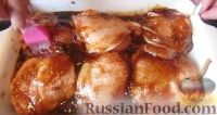 Фото приготовления рецепта: Куриные бёдра под медовым соусом (в духовке) - шаг №6