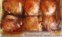 Фото приготовления рецепта: Куриные бёдра под медовым соусом (в духовке) - шаг №9