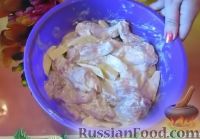 Фото приготовления рецепта: Куриные крылья с картошкой (в духовке) - шаг №4