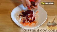 Фото приготовления рецепта: Салат из сырой свеклы, белой редьки и моркови - шаг №1