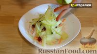 Фото приготовления рецепта: Салат из сырой свеклы, белой редьки и моркови - шаг №2