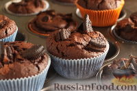 Фото к рецепту: Шоколадные кексы с печеньем "Орео"