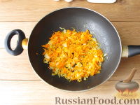 Фото приготовления рецепта: Салат с курицей и жареными грибами - шаг №3