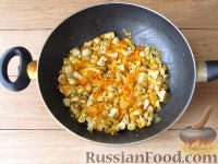 Фото приготовления рецепта: Салат с курицей и жареными грибами - шаг №6