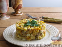 Фото приготовления рецепта: Салат с курицей и жареными грибами - шаг №12