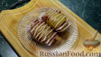 Фото приготовления рецепта: Картошка-гармошка, запеченная в духовке,  с беконом и сыром - шаг №6