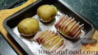 Фото приготовления рецепта: Картошка-гармошка, запеченная в духовке,  с беконом и сыром - шаг №7
