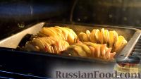 Фото приготовления рецепта: Картошка-гармошка, запеченная в духовке,  с беконом и сыром - шаг №11