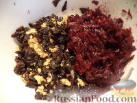 Фото приготовления рецепта: Овощной салат с черносливом, гранатом и грецкими орехами - шаг №5