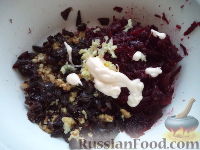 Фото приготовления рецепта: Овощной салат с черносливом, гранатом и грецкими орехами - шаг №6