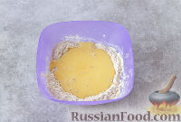 Фото приготовления рецепта: Яблочно-грушевый пирог на кефире, с овсянкой и медом - шаг №5