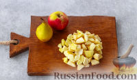 Фото приготовления рецепта: Яблочно-грушевый пирог на кефире, с овсянкой и медом - шаг №7