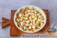 Фото приготовления рецепта: Яблочно-грушевый пирог на кефире, с овсянкой и медом - шаг №8