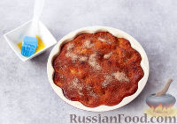 Фото приготовления рецепта: Яблочно-грушевый пирог на кефире, с овсянкой и медом - шаг №12