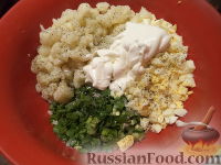 Фото приготовления рецепта: Салат из цветной капусты и яиц - шаг №7