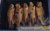 Фото приготовления рецепта: Вкуснейшая рыба горячего копчения - шаг №9