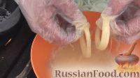 Фото приготовления рецепта: Куриные стрипсы и луковые кольца в кляре - шаг №4
