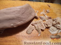 Фото приготовления рецепта: Салат с колбасой, жареным сельдереем, сыром и морковью - шаг №9