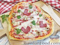 Фото к рецепту: Пицца "Сердце" с колбасой, беконом и оливками