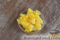 Фото приготовления рецепта: Салат "Золотое танго" с капустой, фруктами и пшеном - шаг №4