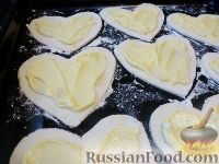 Фото приготовления рецепта: Слоёные сердечки с яблоками и творожным кремом - шаг №8