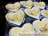 Фото приготовления рецепта: Слоёные сердечки с яблоками и творожным кремом - шаг №9