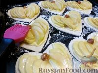 Фото приготовления рецепта: Слоёные сердечки с яблоками и творожным кремом - шаг №10