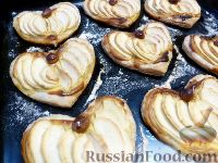 Фото приготовления рецепта: Слоёные сердечки с яблоками и творожным кремом - шаг №11