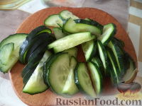 Фото приготовления рецепта: Салат из говяжьего языка и свежих овощей - шаг №3