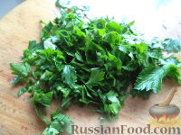 Фото приготовления рецепта: Салат из говяжьего языка и свежих овощей - шаг №7