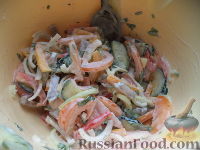 Фото приготовления рецепта: Салат из говяжьего языка и свежих овощей - шаг №9