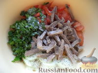 Фото приготовления рецепта: Салат из говяжьего языка и свежих овощей - шаг №8