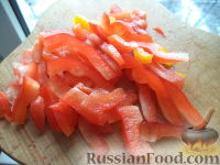 Фото приготовления рецепта: Салат из говяжьего языка и свежих овощей - шаг №5