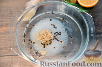Фото приготовления рецепта: Маринованная селедка с овощами, лимоном и имбирем - шаг №5