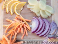 Фото приготовления рецепта: Маринованная селедка с овощами, лимоном и имбирем - шаг №6