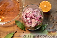 Фото приготовления рецепта: Маринованная селедка с овощами, лимоном и имбирем - шаг №10