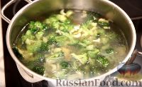 Фото приготовления рецепта: Сырный суп с курицей и брокколи - шаг №1