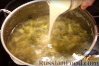 Фото приготовления рецепта: Сырный суп с курицей и брокколи - шаг №2