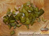 Фото приготовления рецепта: Салат из кальмаров и огурцов - шаг №4