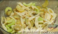 Фото приготовления рецепта: Салат из кальмаров и огурцов - шаг №6