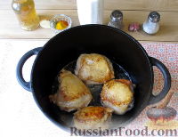 Фото приготовления рецепта: Куриное фрикасе с грибами, в сметанном соусе - шаг №4